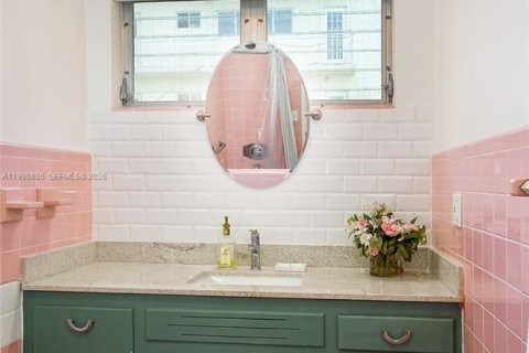 Condo in Bay Harbor Islands, Florida, 2 bedrooms  № 2058207 - photo 22