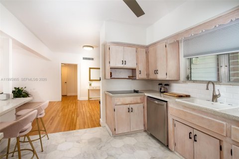 Condo in Bay Harbor Islands, Florida, 2 bedrooms  № 2058207 - photo 16