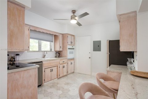 Condo in Bay Harbor Islands, Florida, 2 bedrooms  № 2058207 - photo 14