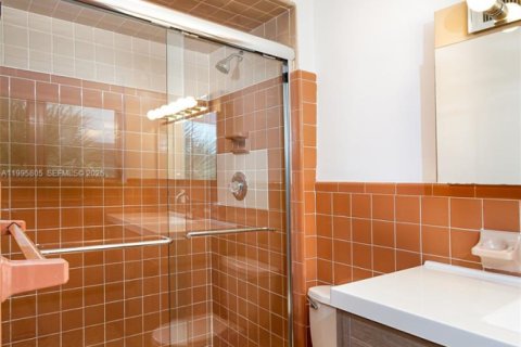 Condo in Bay Harbor Islands, Florida, 2 bedrooms  № 2058207 - photo 27