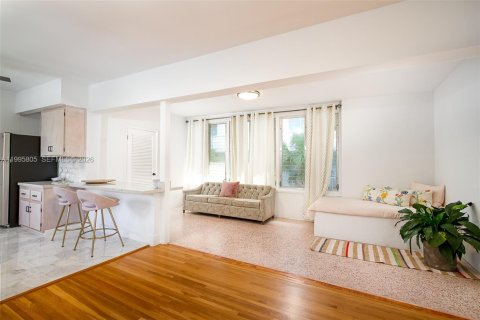 Condo in Bay Harbor Islands, Florida, 2 bedrooms  № 2058207 - photo 10