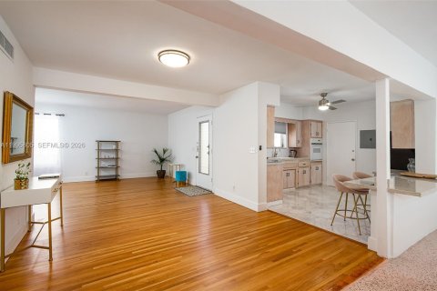 Condo in Bay Harbor Islands, Florida, 2 bedrooms  № 2058207 - photo 13