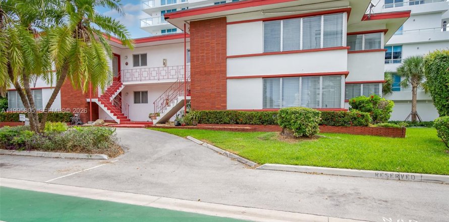 Condo in Bay Harbor Islands, Florida, 2 bedrooms  № 2058207