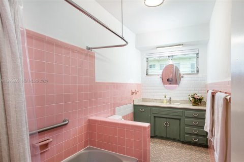 Condo in Bay Harbor Islands, Florida, 2 bedrooms  № 2058207 - photo 20