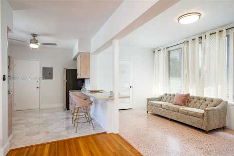 Condo in Bay Harbor Islands, Florida, 2 bedrooms  № 2058207 - photo 12