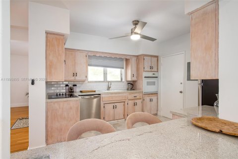 Condo in Bay Harbor Islands, Florida, 2 bedrooms  № 2058207 - photo 15