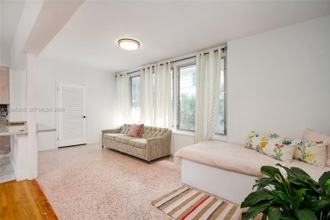 Condo in Bay Harbor Islands, Florida, 2 bedrooms  № 2058207 - photo 11