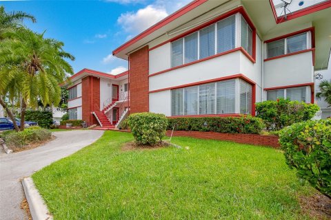 Condo in Bay Harbor Islands, Florida, 2 bedrooms  № 2058207 - photo 2