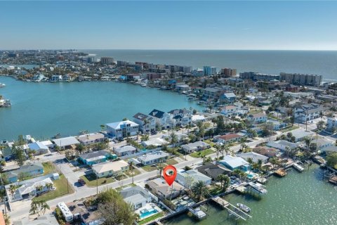 House in Madeira Beach, Florida 3 bedrooms, 133.78 sq.m. № 1724430 - photo 4