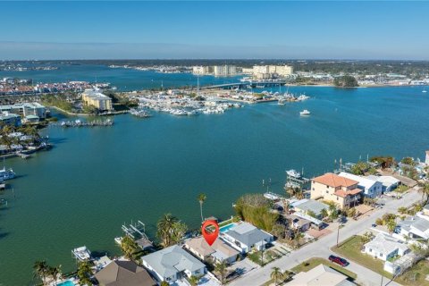 House in Madeira Beach, Florida 3 bedrooms, 133.78 sq.m. № 1724430 - photo 8