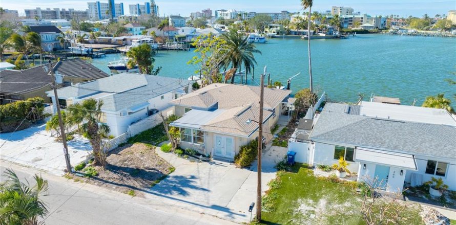 House in Madeira Beach, Florida 3 bedrooms, 133.78 sq.m. № 1724430