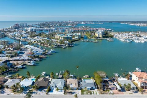 House in Madeira Beach, Florida 3 bedrooms, 133.78 sq.m. № 1724430 - photo 9