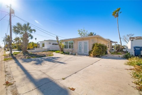 House in Madeira Beach, Florida 3 bedrooms, 133.78 sq.m. № 1724430 - photo 14