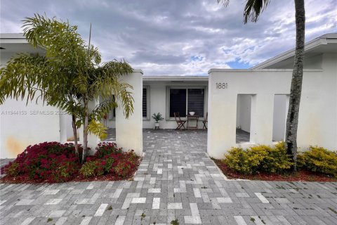 House in Miami, Florida 3 bedrooms, 151.52 sq.m. № 2000897 - photo 4