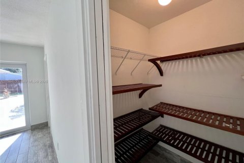 House in Miami, Florida 3 bedrooms, 151.52 sq.m. № 2000897 - photo 25