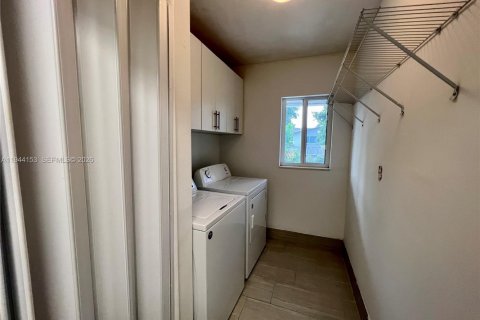 House in Miami, Florida 3 bedrooms, 151.52 sq.m. № 2000897 - photo 19