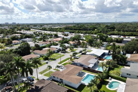 House in Miami, Florida 3 bedrooms, 151.52 sq.m. № 2000897 - photo 26