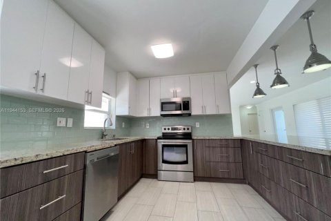 House in Miami, Florida 3 bedrooms, 151.52 sq.m. № 2000897 - photo 21