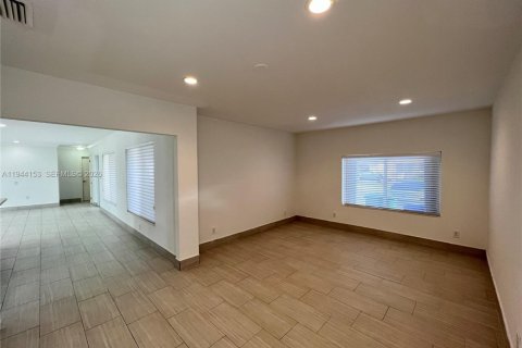 House in Miami, Florida 3 bedrooms, 151.52 sq.m. № 2000897 - photo 17