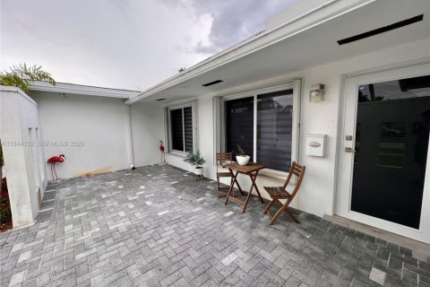 House in Miami, Florida 3 bedrooms, 151.52 sq.m. № 2000897 - photo 22