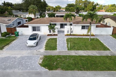 House in Miami, Florida 3 bedrooms, 151.52 sq.m. № 2000897 - photo 29