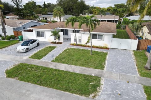 House in Miami, Florida 3 bedrooms, 151.52 sq.m. № 2000897