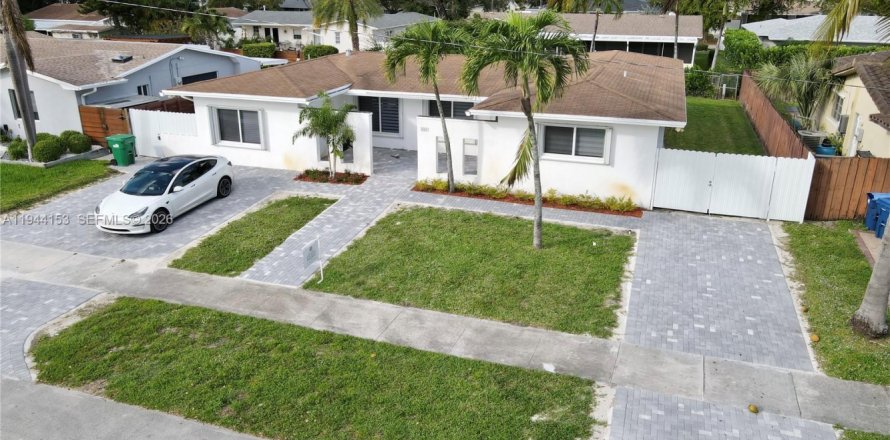 House in Miami, Florida 3 bedrooms, 151.52 sq.m. № 2000897