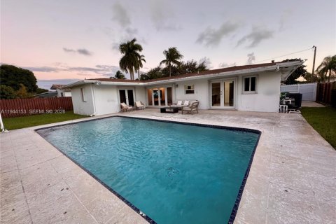 House in Miami, Florida 3 bedrooms, 151.52 sq.m. № 2000897 - photo 13