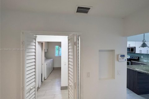 House in Miami, Florida 3 bedrooms, 151.52 sq.m. № 2000897 - photo 18