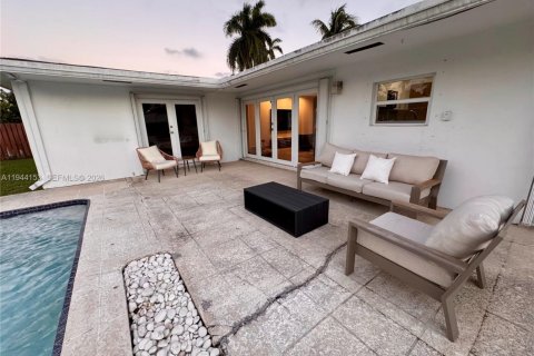 House in Miami, Florida 3 bedrooms, 151.52 sq.m. № 2000897 - photo 10