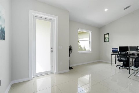 House in Cape Coral, Florida 3 bedrooms, 183.02 sq.m. № 1910590 - photo 5