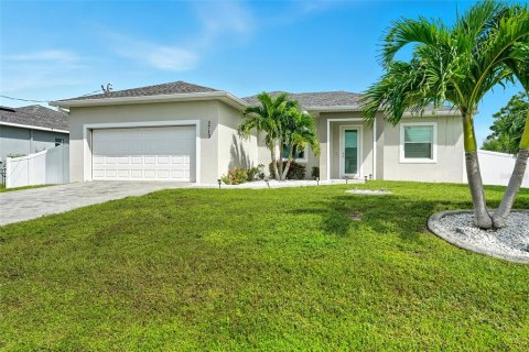 House in Cape Coral, Florida 3 bedrooms, 183.02 sq.m. № 1910590 - photo 2