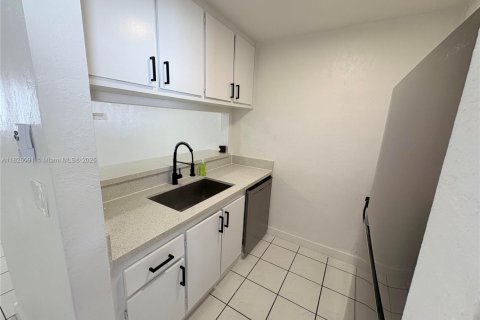 Condo in Miami, Florida, 2 bedrooms  № 1978798 - photo 3