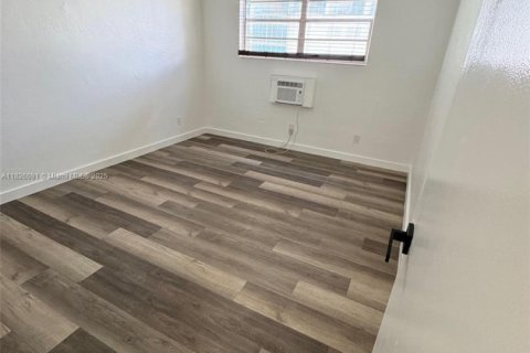 Condo in Miami, Florida, 2 bedrooms  № 1978798 - photo 11