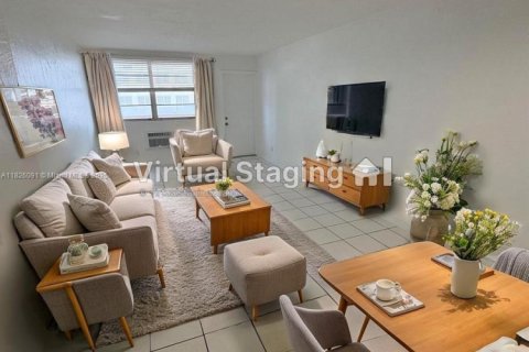 Condo in Miami, Florida, 2 bedrooms  № 1978798 - photo 1