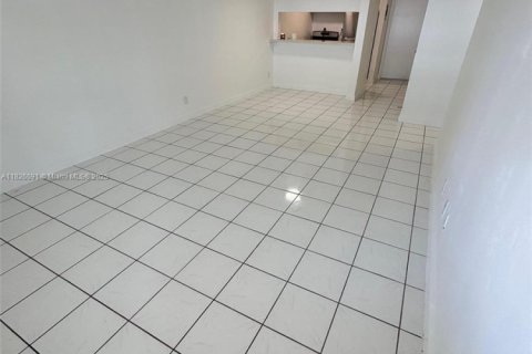 Condo in Miami, Florida, 2 bedrooms  № 1978798 - photo 7