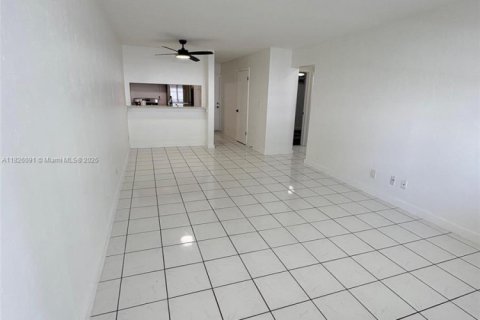 Condo in Miami, Florida, 2 bedrooms  № 1978798 - photo 8