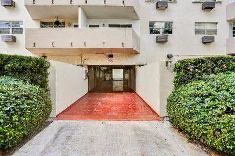Condo in Miami, Florida, 2 bedrooms  № 1978798 - photo 24