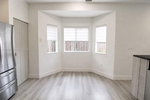 Villa ou maison à vendre à Miami, Floride: 4 chambres, 214.14 m2 № 2087075 - photo 4