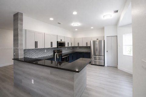 Villa ou maison à vendre à Miami, Floride: 4 chambres, 214.14 m2 № 2087075 - photo 2