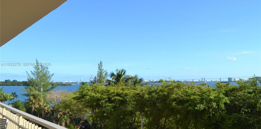 Кондоминиум с 2 спальнями в Майами, Флорида № 1990631