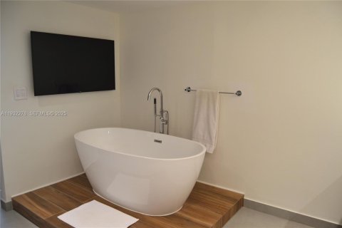 Снять в аренду кондоминиум в Майами, Флорида 2 спальни, 205.78м2, № 1990631 - фото 26