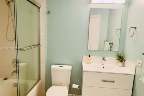 Condo in Sunny Isles Beach, Florida, 2 bedrooms  № 2061020 - photo 16