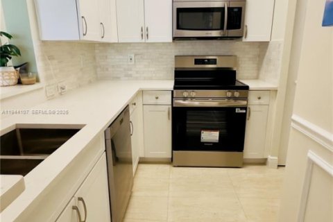 Condo in Sunny Isles Beach, Florida, 2 bedrooms  № 2061020 - photo 9