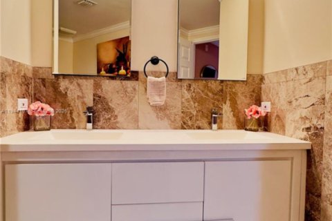 Condo in Sunny Isles Beach, Florida, 2 bedrooms  № 2061020 - photo 27