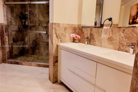 Condo in Sunny Isles Beach, Florida, 2 bedrooms  № 2061020 - photo 28