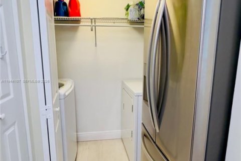 Condo in Sunny Isles Beach, Florida, 2 bedrooms  № 2061020 - photo 13