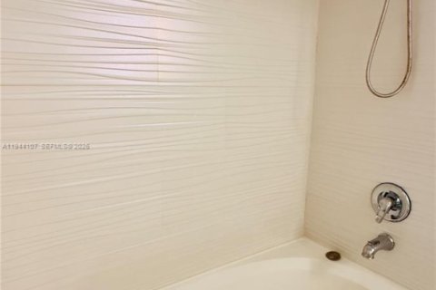 Condo in Sunny Isles Beach, Florida, 2 bedrooms  № 2061020 - photo 18