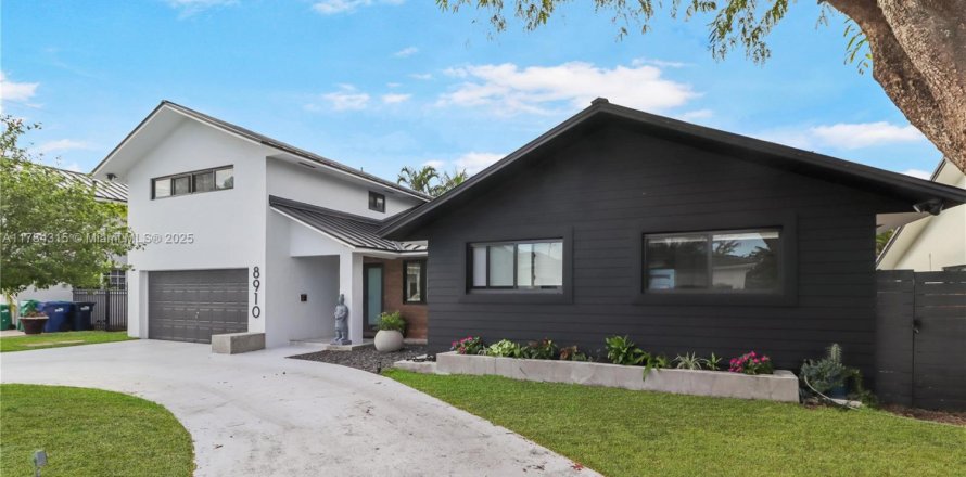House in Palmetto Bay, Florida 4 bedrooms, 215.53 sq.m. № 1862961
