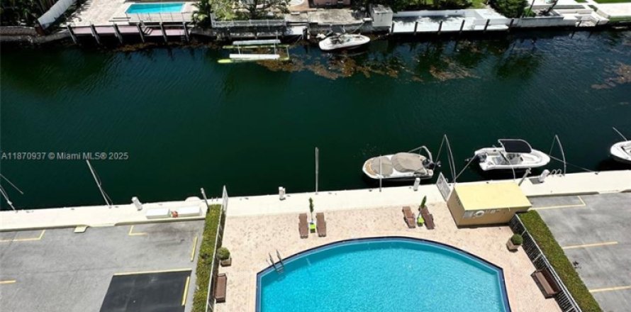 Condo à North Miami, Floride, 1 chambre  № 1927197